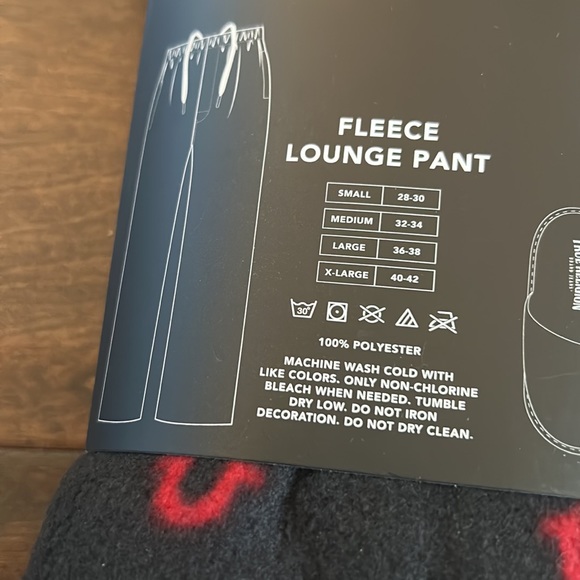 NWT True Religion Men’s 2 Pc  Set Loungewear Pants & Slippers Black red - Picture 3 of 5